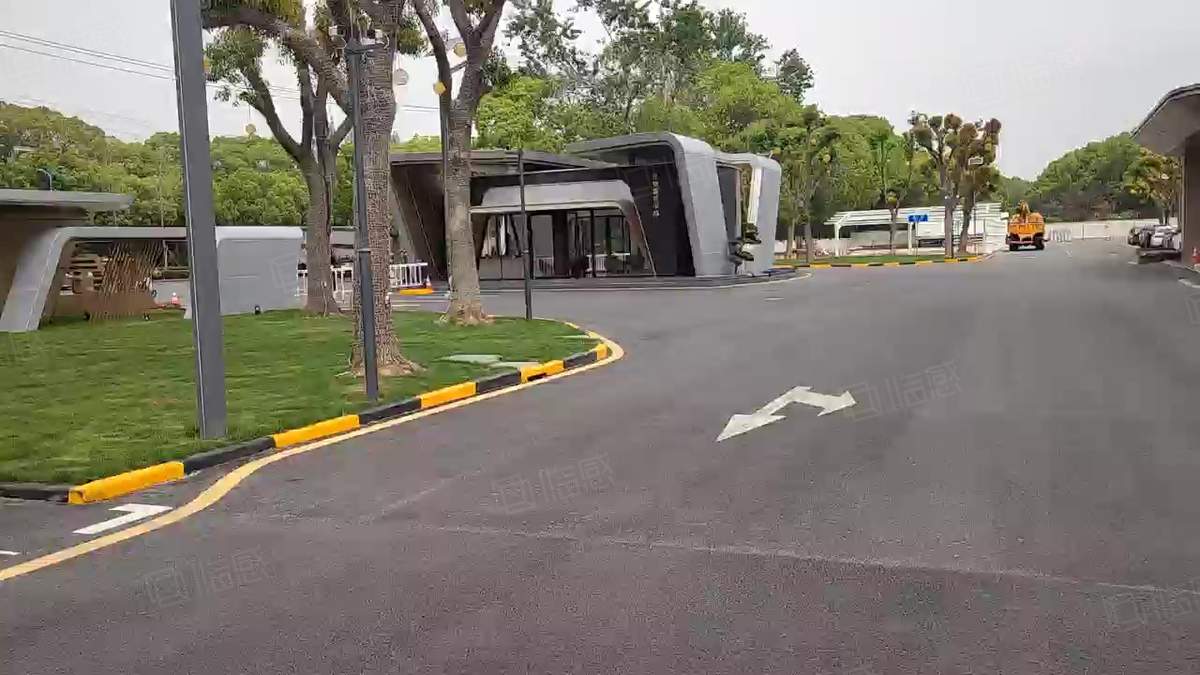 办公产业园出让，新改造的园区，带装修，位置佳场地大，地段繁华。