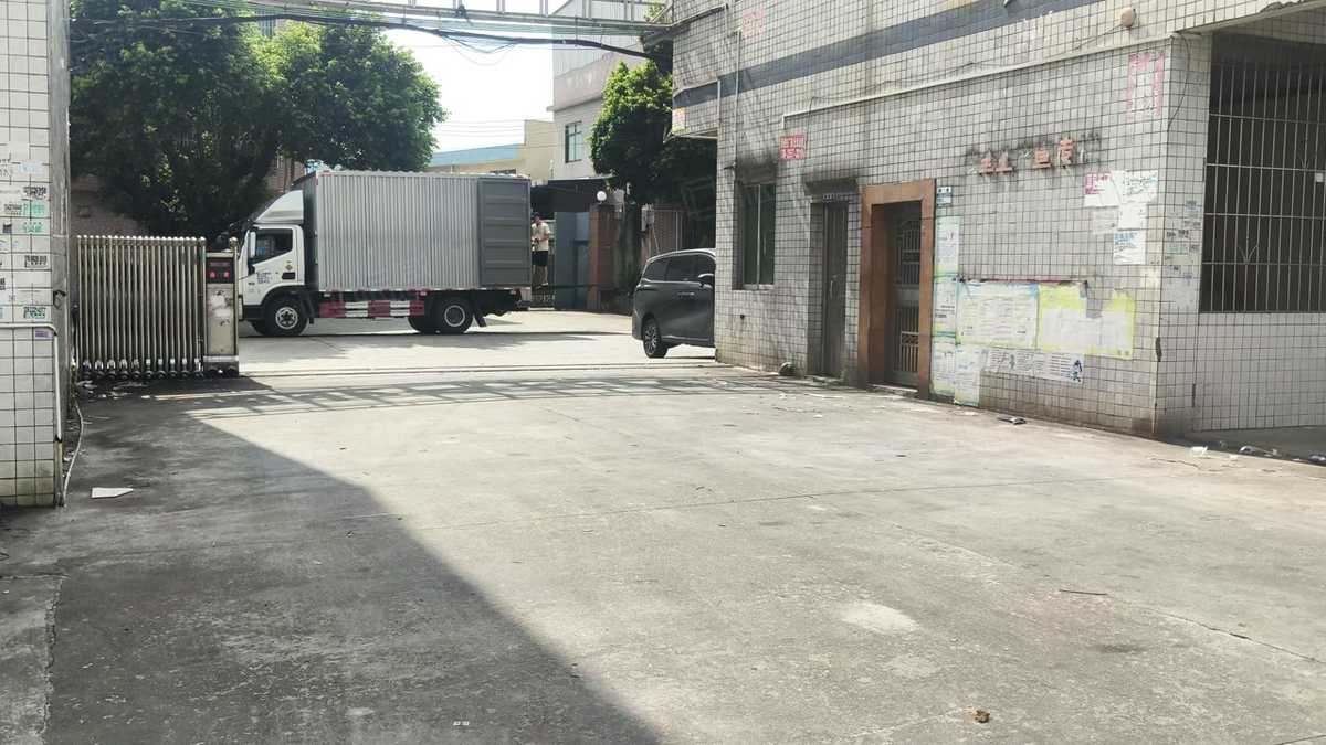 东莞小面积车间1200方带牛角可架行车 有现成办公办厂房出租标准厂房单层通勤便利