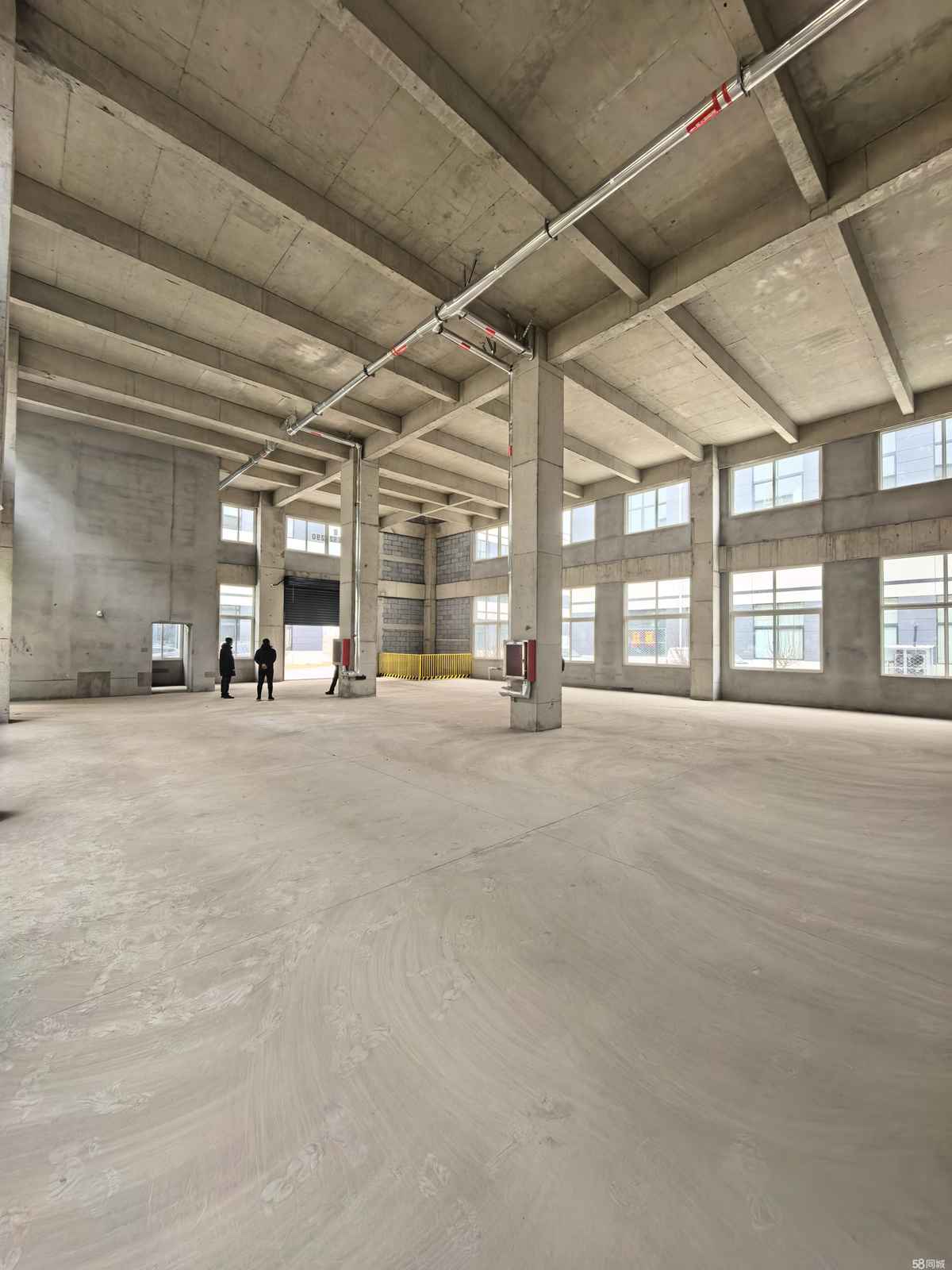 下层可生产研发。天津津南双港厂房出租仓库土地车2600平多层通勤便利，天津个人直租：上层可办公