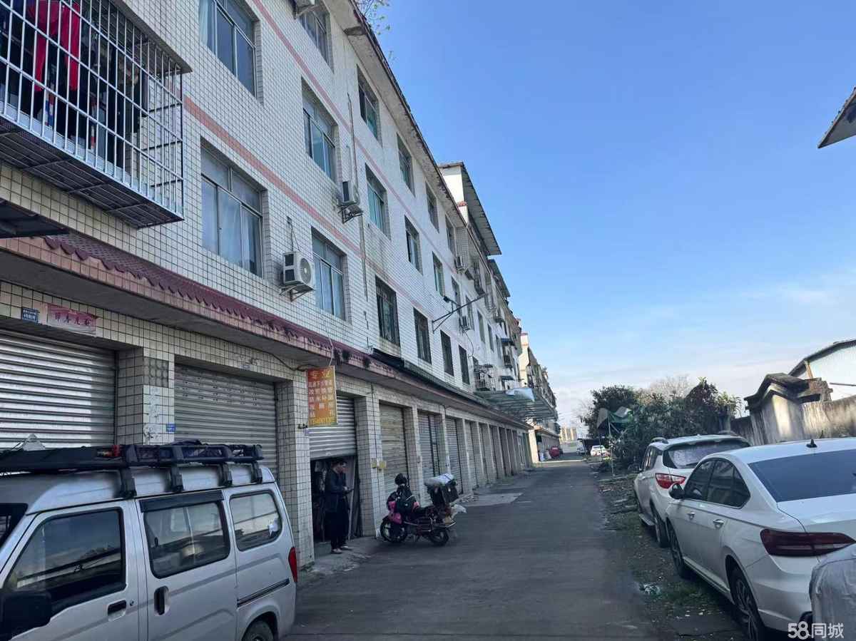 成都通勤便利，可进大车，可做厂房库房700平厂房出租多层，水电齐全