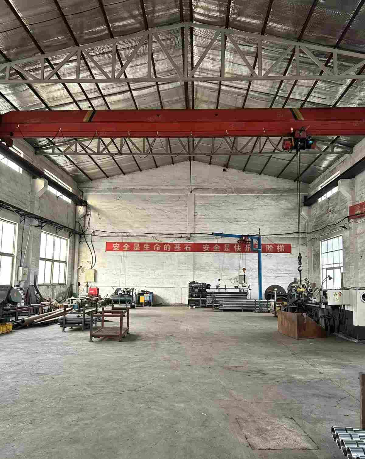 近，大连体育场厂房，场内干净，独门独院，厂房内有1000平厂房出租单层