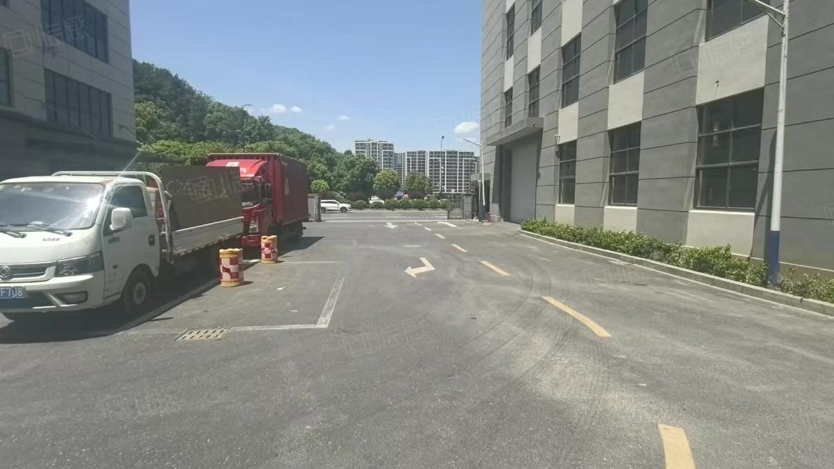 8米挑高，杭州带航车，大车进出方便，高速口，生产3000平厂房出租多层轨交