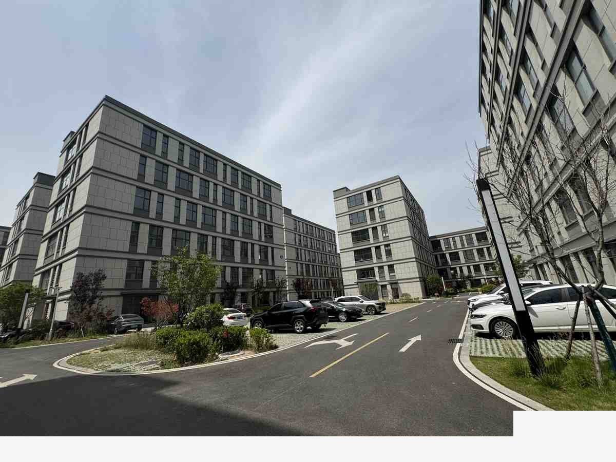 青岛区厂房可租可售，分层，设施齐全黄岛540平厂房出租单层，通勤便利