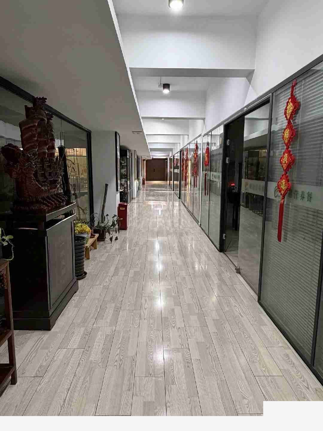 上海上海闵行个人大型餐饮桶盒饭公司梅陇厂房仓库土地车厂房出租，配套完善