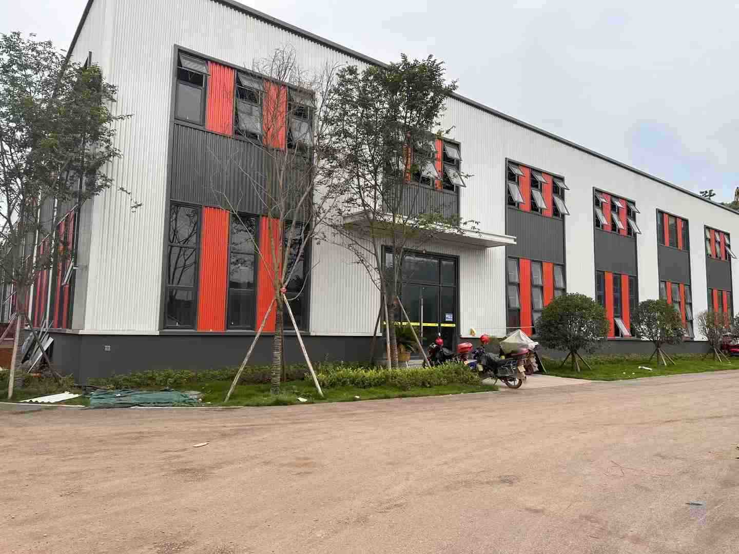 【推荐】佛山狮山广东省佛山市南海区狮山镇兴业西路原房东兴业路边1650方 精装办公宿舍 带牛腿厂房出