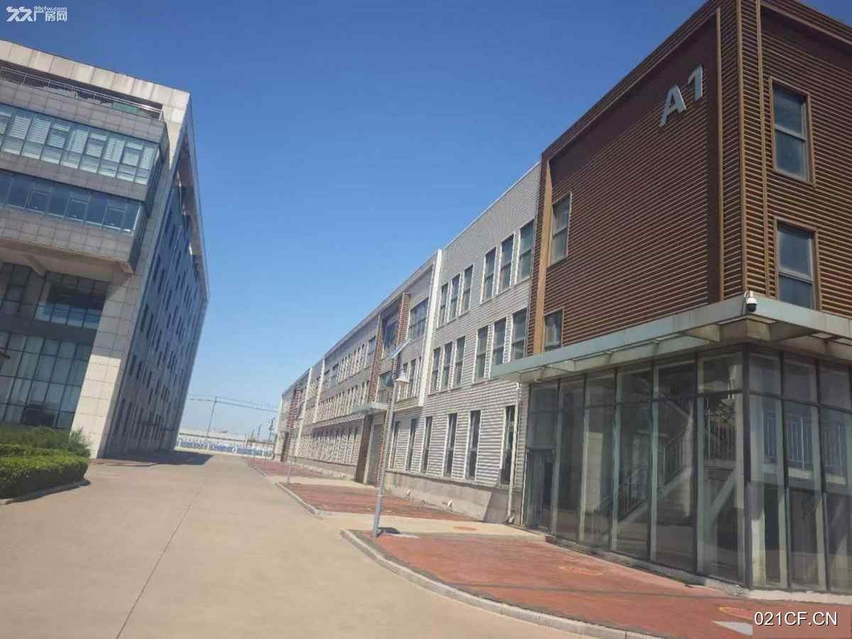 沧州黄骅铭泰装备制造园位于沧州渤海新区振兴路以南，规划路二以东全新带院可进大车带20吨行车标准厂房单层厂房出租