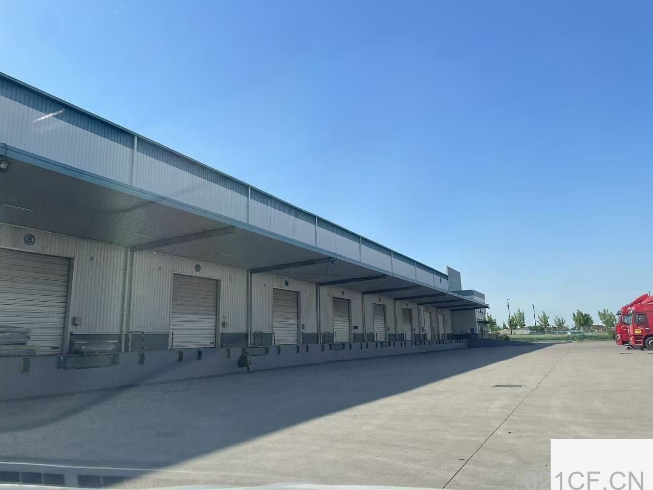 上海金山 金山漕泾高平台仓库出租11000平高标仓可分租高10.5米带雨棚 仓库出租厂房出租，首层1