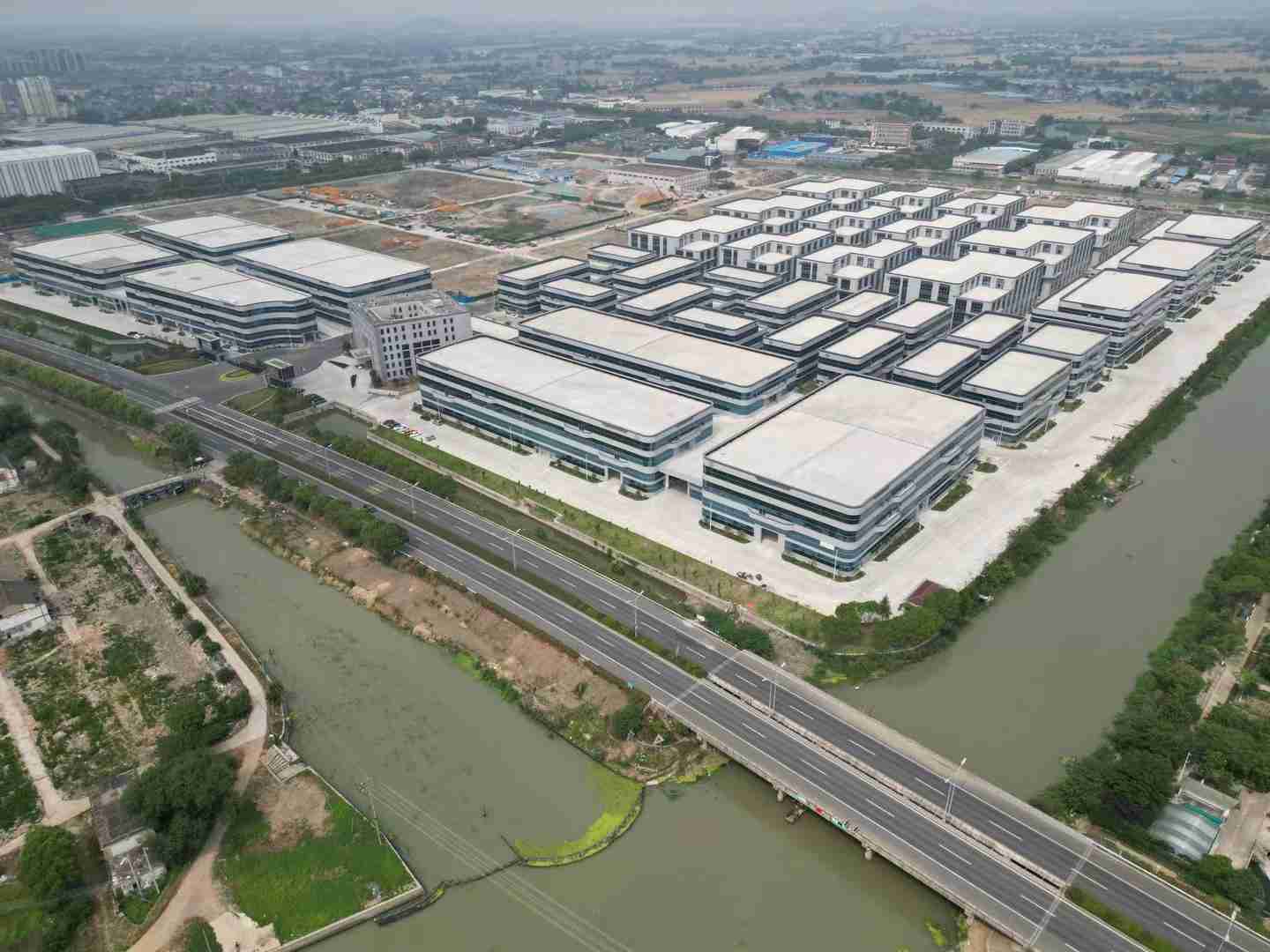 温州蒲州楼上一层2300平厂房出租，配套完善