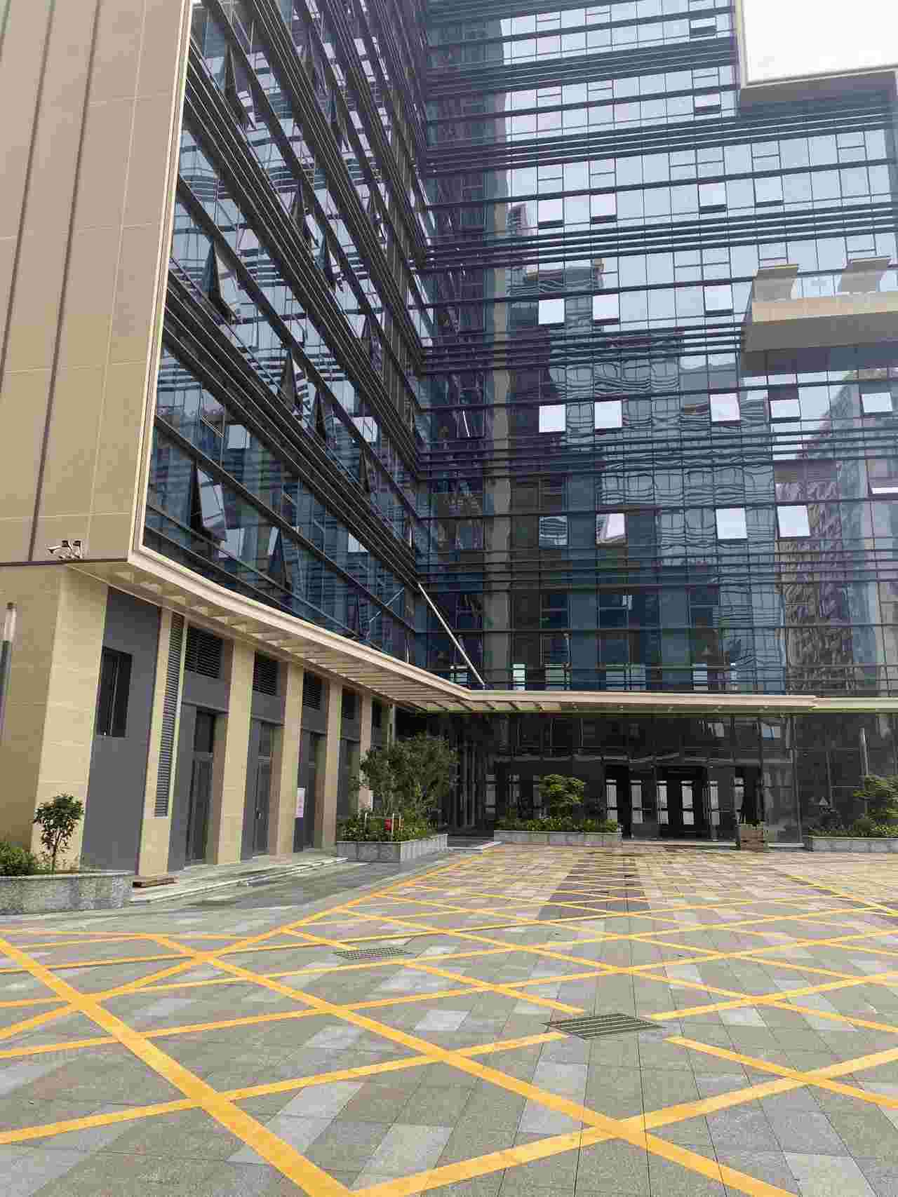 深圳西乡固戍主干道旁厂房周边环境