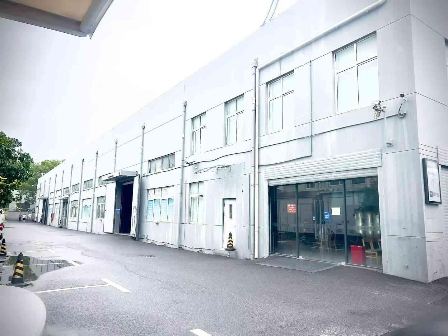 宝山独门独院2100平厂房出租，场地宽敞125万含税可谈