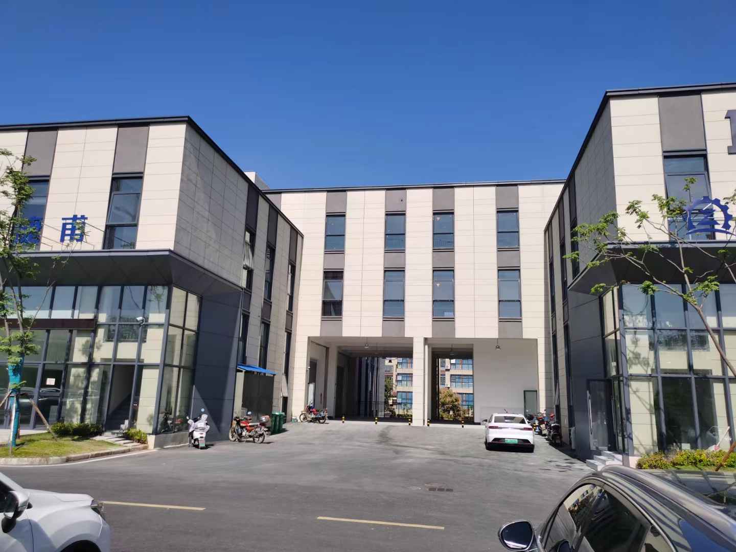 中山长安南路格林美域东北门三沙1500方全新厂房出租，配套完善